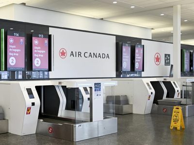 Auxiliares de vuelo continúan en paro laboral y Air Canada suspende reinicio de operaciones