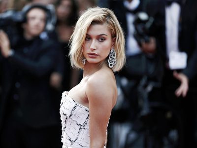 ¡Dulce descuido! Hailey Bieber olvida el sostén en casa y sale a la calle ¡sin pudor!