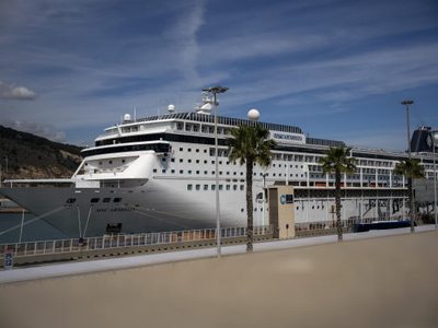 Crucero con mil 500 pasajeros es detenido en España por problemas de visa de pasajeros bolivianos
