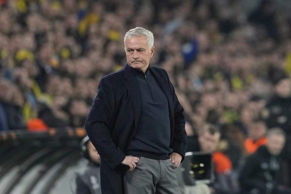 El entrenador del Fenerbahçe, José Mourinho, observa antes del partido de ida de los octavos de final de la Europa League entre el Fenerbahçe y el Rangers en el estadio Sukru Saracoglu en Estambul, Turquía, el jueves 6 de marzo de 2025.