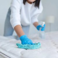 ¿Querés un colchón sin manchas amarillas? El truco de los hoteles para hacerlo lucir como nuevo