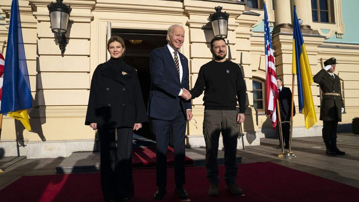 El presidente de Estados Unidos, Joe Biden, en el centro, estrecha la mano del presidente de Ucrania, Zelenski, a la derecha, mientras posan junto a Olena Zelenska, en el Palacio de Mariinsky durante una visita no anunciada de Biden a Kiev