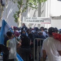 Retiraron el féretro de Diego Maradona y suspendieron momentáneamente el velatorio