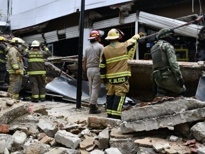 Cae marquesina sobre una mujer en Guadalajara