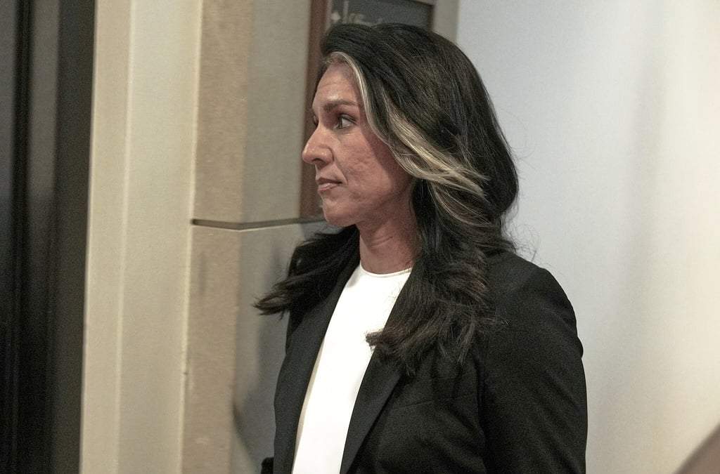 La directora de Inteligencia Nacional, Tulsi Gabbard, sale del Capitolio de Estados Unidos tras una audiencia de la Subcomisión de Asignaciones Presupuestarias del Senado, el lunes 16 de junio de 2025, en Washington