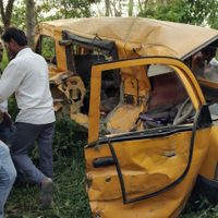 Camioneta escolar choca con un tren en la India; mueren 13 niños