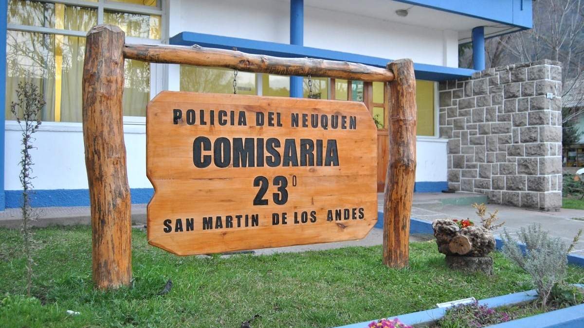 Personal de la Comisaría 23 investiga el robo al policía. Fuente:(Policía Neuquén)