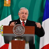 AMLO critica a Lorenzo Córdova por ser comentarista de Aristegui: "la simulación de siempre"