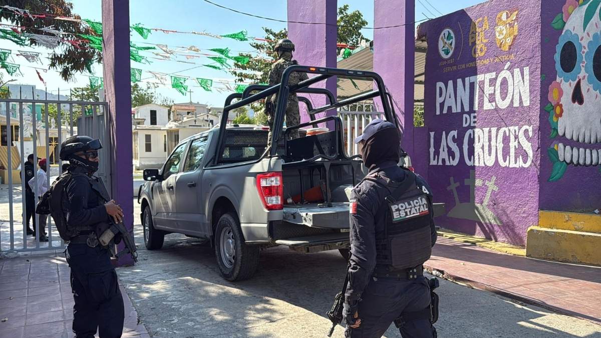 Policías estatales en el Panteón de las Cruces, donde asesinaron a los albañiles