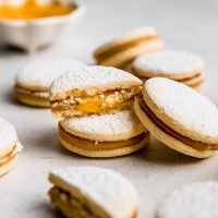 No gastes fortuna en la panadería, prepará estos riquísimos alfajorcitos de miel para tus desayunos o meriendas