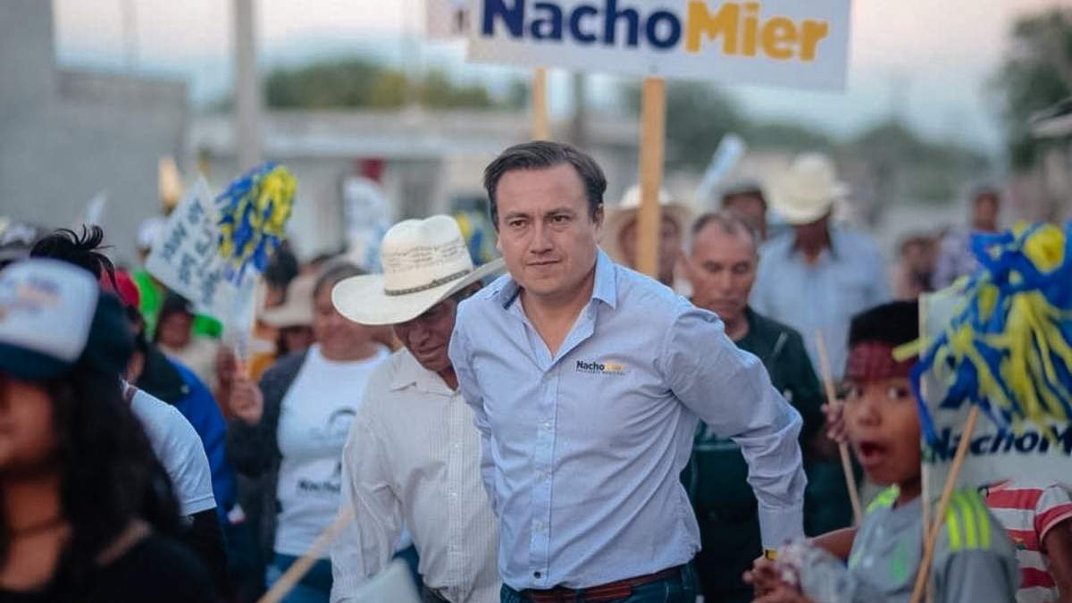 Ignacio Mier Bañuelos en su campaña por la presidencia municipal de Tecamachalco