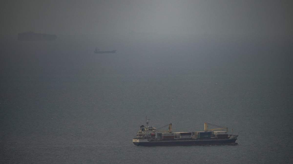 El buque con bandera jordana "Bagdad" navega en el golfo Pérsico hacia el estrecho de Ormuz en Emiratos Árabes Unidos, el miércoles 22 de abril de 2026