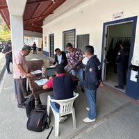 Catean y desarman a policía municipal de Huatulco por el asesinado de cinco personas de Tlaxcala