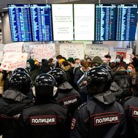 Operativo policial en el aeropuerto de Moscú: se reúnen los simpatizantes de Navalny
