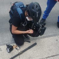 Encapuchadas golpean y rompen el equipo a una camarógrafa de Televisa