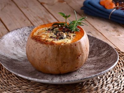 Calabaza rellena de pollo y queso: la receta creativa, deliciosa y calentita que te va a provocar estos días tan fríos