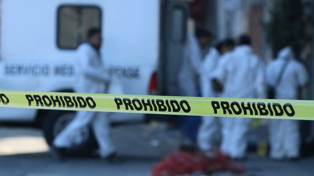 Investigación en una escena de crimen, policía