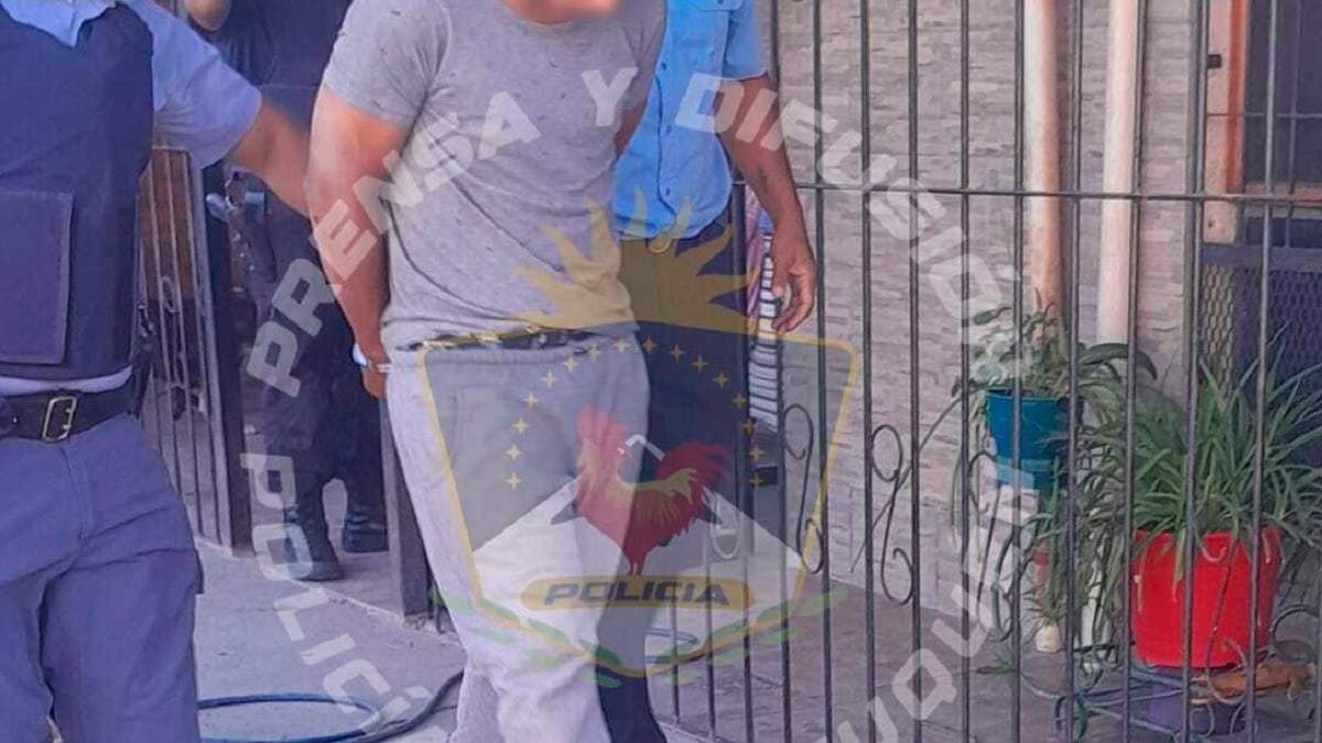 El joven de 21 años detenido durante el allanamiento. Fuente: (Policía de Neuquén)