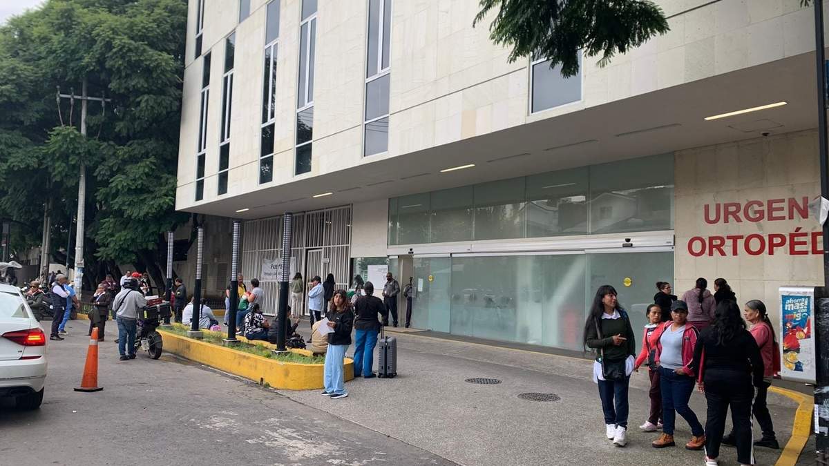 Familiares de Ali Yael esperan noticias afuera del Instituto Nacional de Rehabilitación “Luis Guillermo Ibarra Ibarra” (INRLGII)