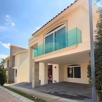 Aseguran inmueble, 5.6 mdp en efectivo y colección de tenis Gucci y Louis Vuitton a exalcaldes