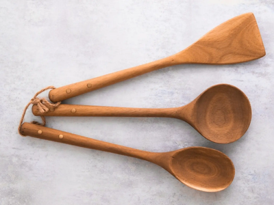 Con solo 2 ingredientes, el truco más efectivo para limpiar las cucharas de madera y dejarlas impecables