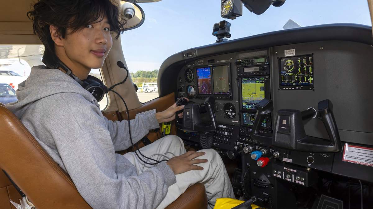 El piloto estadunidense posa para una fotografía en Ginebra, Suiza, el 6 de agosto de 2024, antes de despegar desde el aeropuerto de Ginebra para intentar el récord mundial de volar solo a todos los continentes