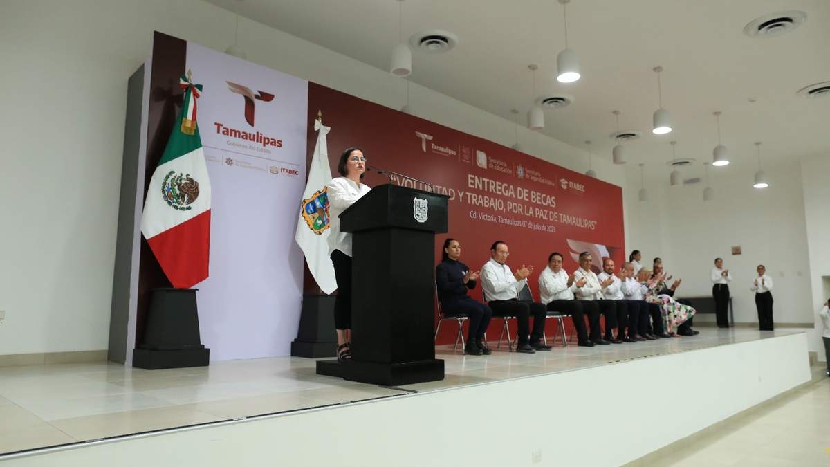 Reactiva gobernador entrega de becas y útiles escolares a estudiantes de nivel básico