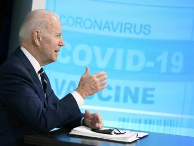 El presidente Biden recibe la vacuna actualizada contra el COVID-19