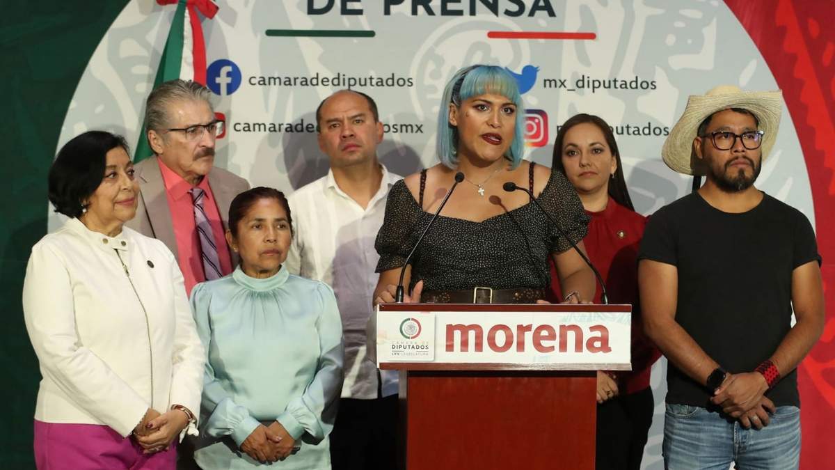Maria Clemente Garcia y otros legisladores de Morena en la conferencia