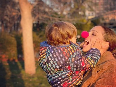 El ayudante de la abuela: Eva González enamoró a sus fans con el "labor" de su hijo