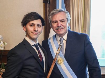 ¡Alberto no resiste tanto! Estanislao Fernández se sacó esta jugada foto en Olivos. ¡Enloquecedor!