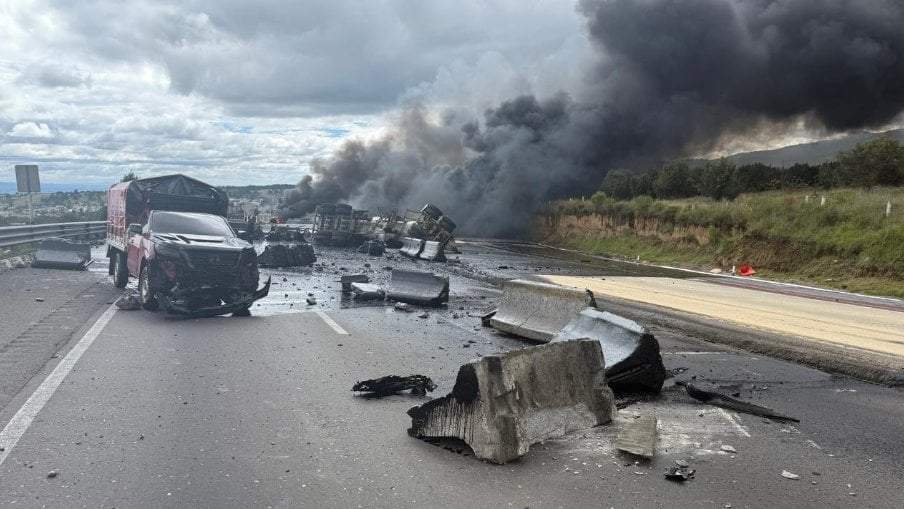 Choque entre pipa y tráiler provoca incendio y cierre de la autopista México–Puebla