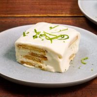 Con un solo huevo y en 15 minutos, hacé esta torta individual de limón con un frosting que es una locura