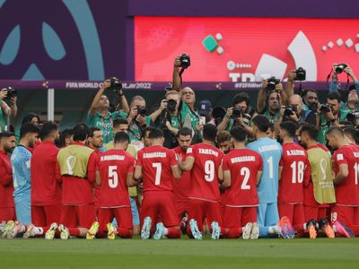 Qatar: Selección de Irán no canta su himno en partido de Inglaterra; protestan contra su gobierno