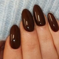 Uñas cortas marrón espresso: el tono elegante y sofisticado para los diseños de nail art más cancheros de este invierno
