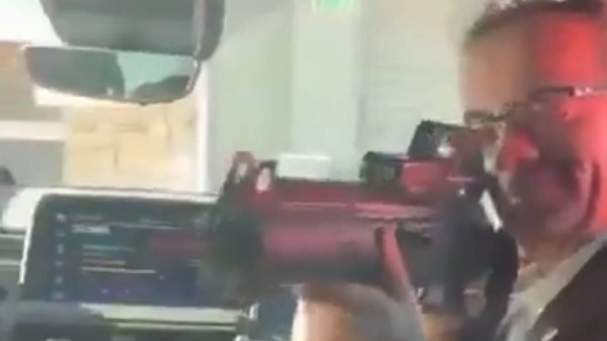 El embajador británico apuntando a colaboradores con un arma