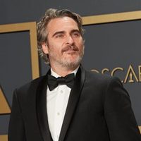 Joaquín Phoenix y un abrazo inesperado tras recibir entre lágrimas el premio "Oscar" ¿Qué pasó?