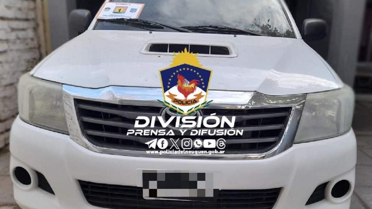 La camioneta Toyota Hilux secuestrada por los policías. Fuente: (Policía de Neuquén)