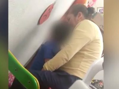 Mujer maltrata y somete a un niño dentro de un kínder: "si estás gritando no me interesa" (Video)