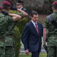Pide Peña a soldados y marinos respetar derechos humanos