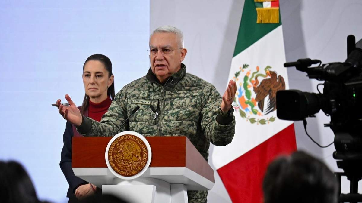El secretario de la Defensa Nacional, Ricardo Trevilla, con la presidenta Claudia Sheinbaum, en la conferencia matutina de Palacio Nacional, el martes 11 de noviembre de 2025