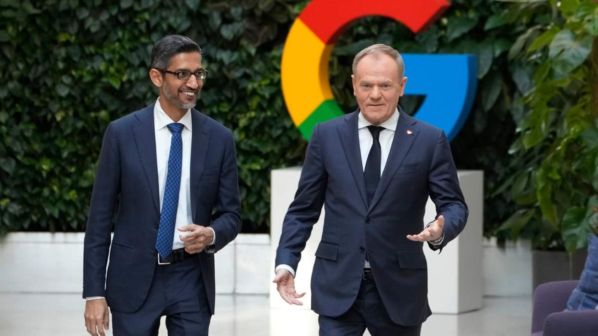 El CEO de Google y Alphabet CEO Sundar Pichai (i) con el primer ministro de Polonia Donald Tusk (d) en Varsovia, Polonia