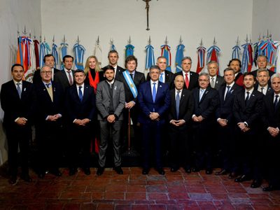 Provincias estudian iniciativa oficial para reparto de fondos mientras crece el pulso político