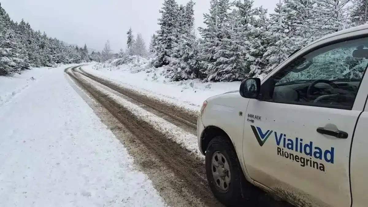 Vialidad Rionegrina sobre uno de los caminos afectados por la nieve. Fuente: (Twitter)