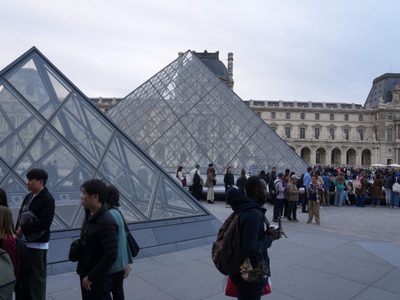 Reabre el Museo Louvre tres días después del robo de joyas de la corona francesa