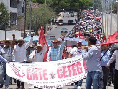 Marchan en Chilpancingo por pensiones dignas y los desaparecidos