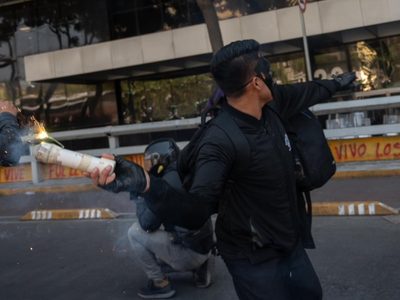 Normalistas de Ayotzinapa lanzan piedras y explosivos a la sede de la FGR