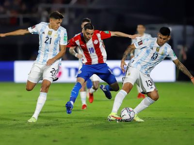Otra vez con polémica: la Selección Argentina cayó derrotada por 2 a 1 ante Paraguay