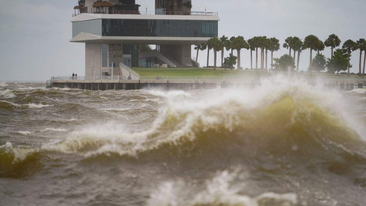 El muelle de St. Pete en medio de fuertes vientos y olas mientras el huracán Helene, en Florida