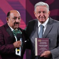 Escuela Carlos Septién desconoce la "tesis" de Lord Molécula firmada por AMLO